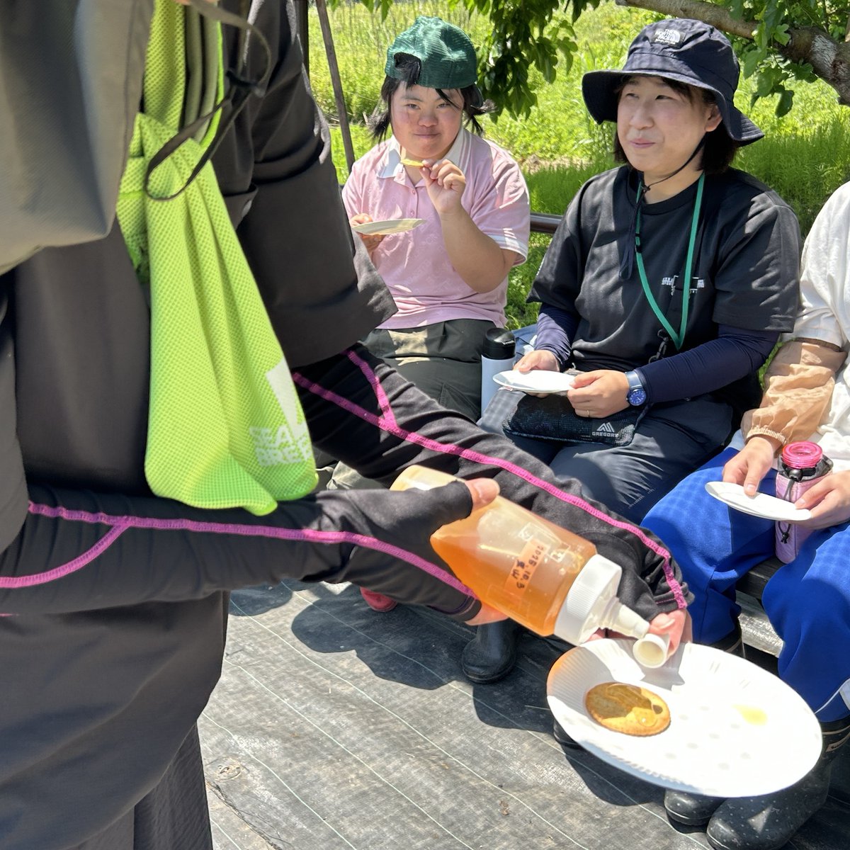 GiaWatalis's tweet photo. 隣地の竹を伐採し日当たり抜群の畑でミツバチの蜜源や花粉源になるヒマワリを栽培。
冬に焼いた竹炭を散布し一粒ずつ種まき。
休憩には3種のはちみつ食べ比べ、10～80代までの多世代が共に活動した楽しい一日。

#コスモエコ基金プロジェクト #環境保全 #地域コミュニティ #里山再生  #竹炭 #養蜂 https://t.co/pJ8EmqxiKt