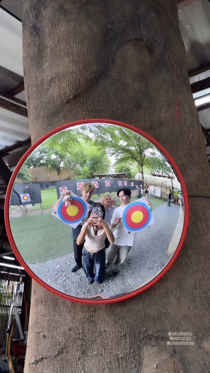 Fearchan2545's tweet photo. เป็นต่อเล่นเกมยิงลูกโป่งได้ตุ๊กตาอะเปล่า นี่ได้ตุ๊กตาด้วยแหละ อวดๆ 555555 https://t.co/ewtFYgUkXC