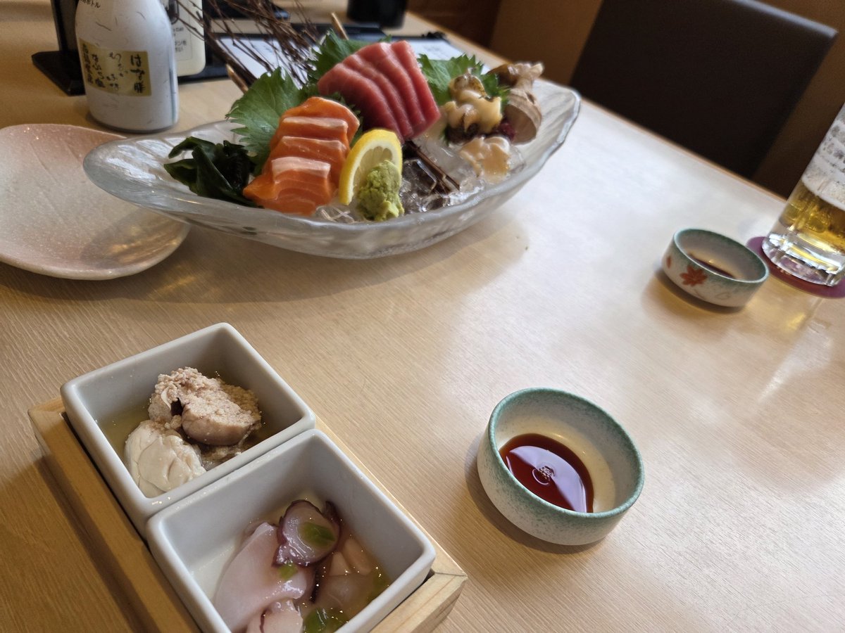 marimanma's tweet photo. 結婚記念日で夫と飲みに来たら
新米のお姉さんにビールをかけられてしまいました
これってお祝いかな？(笑)

ビールかけのお詫びにいただいた
刺し身盛り合わせ～🎵 https://t.co/D3zyWxSqVp