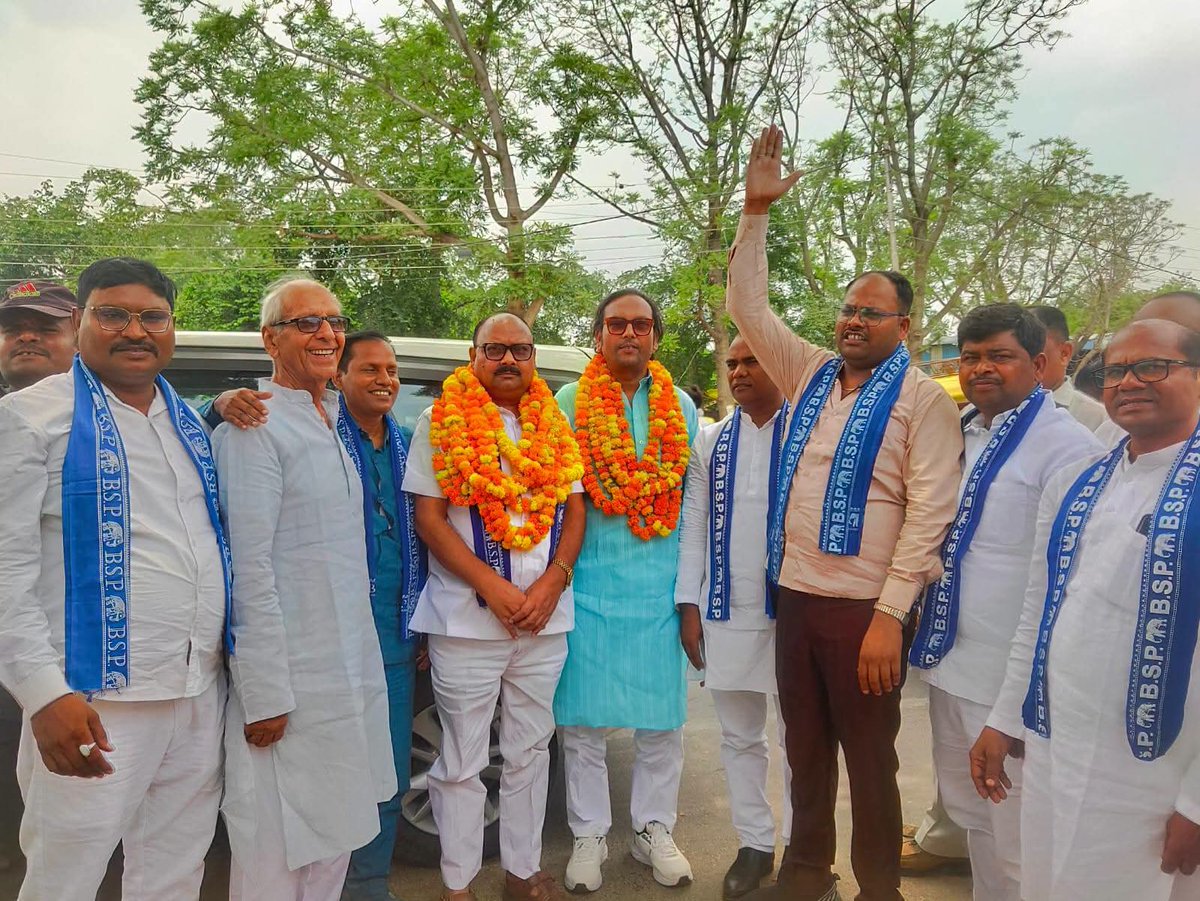 PalVishwnathbsp's tweet photo. आज दिनांक 18-06-2026 को जनपद प्रयागराज स्थित बहुजन समाज पार्टी के जिला कार्यालय पर बहुजन समाज पार्टी के तत्वावधान में आयोजित OBC समाज सामाजिक भाईचारा संगठन की अति महत्वपूर्ण मंडल स्तरीय बैठक में सम्मिलित होकर संगठन की मजबूती, सामाजिक समरसता एवं मिशन 2027 को सफल बनाने हेतु विचार-विमर्श किया।
#जयभीम #BSP #मिशन_2027 #BSP_OBC #प्रयागराज #बहुजन_समाज_पार्टी
