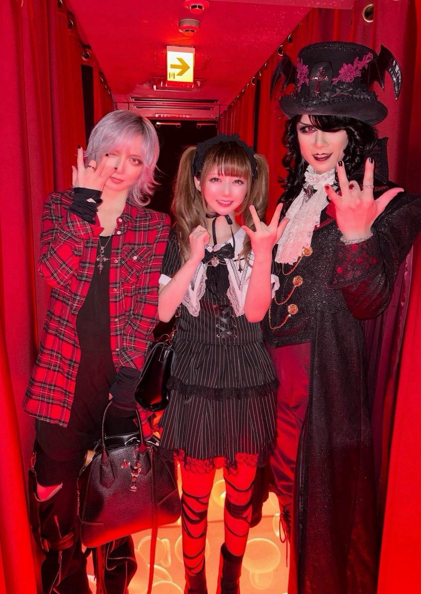fromVampireRose's tweet photo. 先日、東京メルヘン倶楽部のしずりんとミラ様がヴァンパイアカフェの25周年をお祝いしに来てくれたぞいψ(｀∇川)ψ

来てくれてありがとー🧛🏻‍♂️✨

東京メルヘン倶楽部ちゃんは7/22にキングレコードさんからメジャーデビューするぞい🎉👑

我輩の一押しアーティストちゃんだから皆も応援宜しく頼むぞいψ(｀∇川)ψ