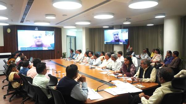 DDNewslive's tweet photo. Union Minister @dpradhanbjp ,chairs high-level review meeting to assess preparedness for NEET UG Re-Examination

He emphasises on the importance of maintaining the highest standards of integrity, transparency, and efficiency in the examination process

Senior officials and functionaries of the Ministry of Education, State Governments, NTA and Higher Education Institutions attend the meeting

@EduMinOfIndia @NTA_Exams