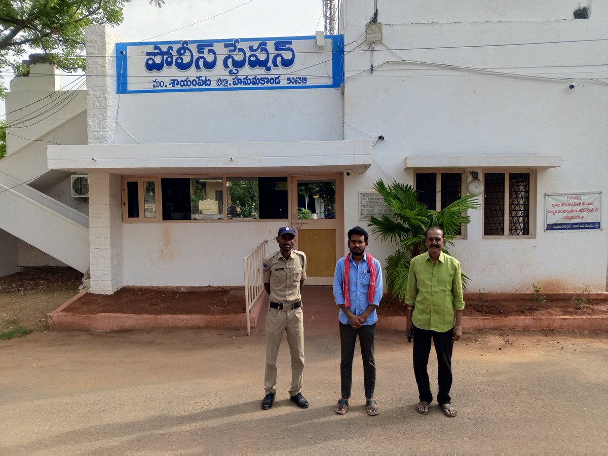 ShivaTrsv's tweet photo. @BRSparty @KTRBRS @BRSHarish @gelluఈరోజు బిఆర్ఎస్వి రాష్ట్ర అధ్యక్షులు గెల్లు శ్రీనివాస్ యాదవ్ నుండి  ఎలాంటి పిలుపునివ్వ కున్న కూడా ఈరోజు ఉదయం 6 గంటలకె పోలీసులు బిఆర్ఎస్వి సీనియర్ రాష్ట్ర నాయకులు కొమ్ముల శివ ఇంటి వద్దకు వెళ్లి అక్రమ  అరెస్టు చేసి పోలీస్ స్టేషన్ కి తరలించారు https://t.co/hgTB1fk4ap
