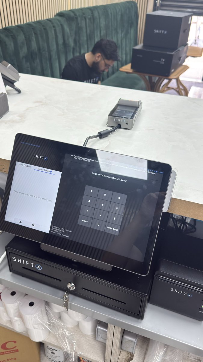 RobG_shift4's tweet photo. Bennys Chicken in Coventry 🇬🇧  are online and excited to use their Shift4 Dine POS to ensure a smooth and streamline payments service powered by @Shift4 🚀 https://t.co/VsaYVhRFyk