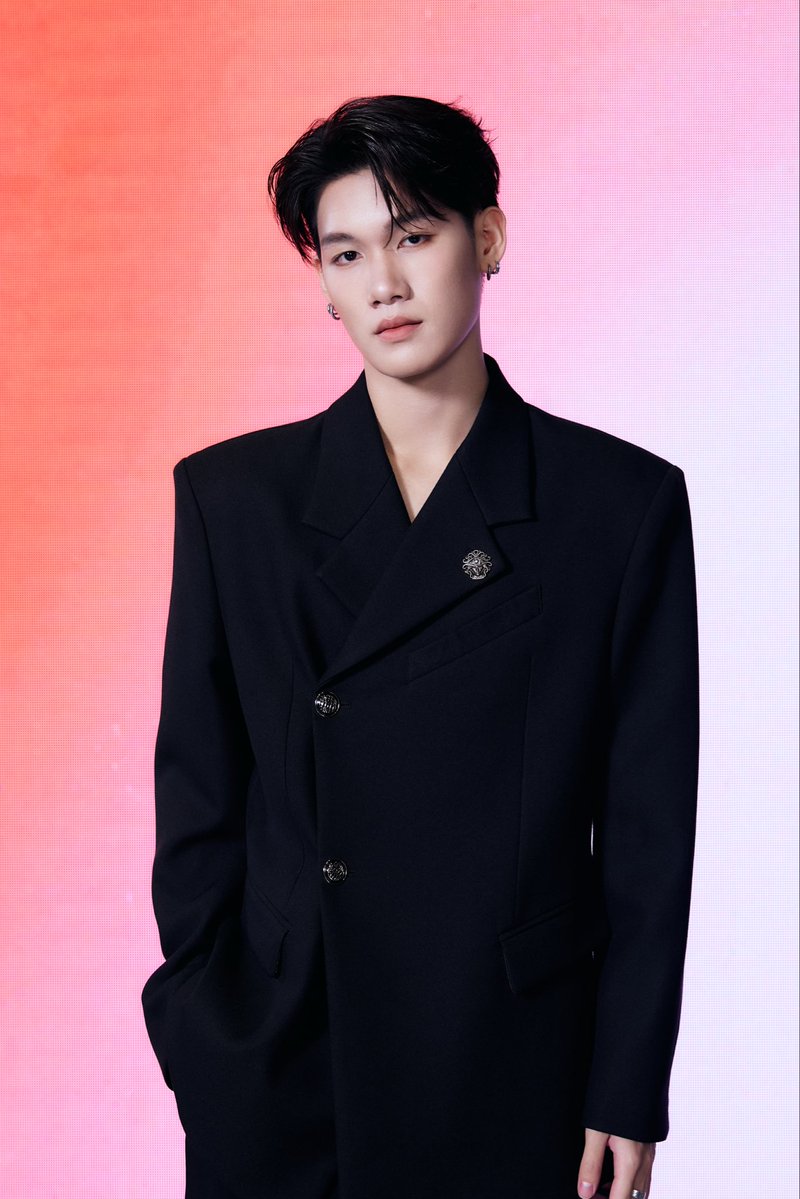 MandeeWork's tweet photo. DMD LINE UP 2026 “𝗧𝗛𝗘 𝗥𝗜𝗦𝗘 𝗖𝗢𝗡𝗧𝗜𝗡𝗨𝗘𝗦” 🌅💛
press conference ✨

นาย ตฤณ สัมมาทรัพย์

DMD THE RISE CONTINUES 
#DMDLINEUP2026 https://t.co/dbPUrCSMYF