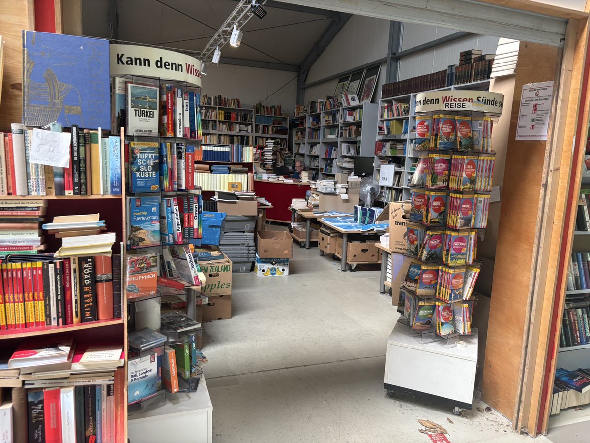 podoksik's tweet photo. הלו, הנהלת הספריה הלאומית - זוכרים את אותו מרחב בקומה 0 שאמור היה להיקרא ״חנות ספרים״ ואשר מכרתם למאפיונרים של מזכרות קיטשיות?

אז כך נראית חנות ספרים, אמנם לא בספריה אלא באוניברסיטה, אך העיקרון הוא אותו העיקרון. 

מדובר באוניברסיטה לא ממש יוקרתית, פרובינציאלית שכזאת - אוניברסיטת רוהר בבוכום. והנה הם ויתרו על להתפלצף - ומילאו את החנות בספרים, בלי נצנוצים מיותרים - אפשר לראות בתמונה ערימות, ואפילו קרטונים.

ועוד עשו שם משהו יפה - זו חנות גם של ספרים חדשים וגם של יד שנייה - וחזות המוכר אכן מתאימה לחנויות ספרים יד שנייה.

מה - לא יכולתם לעשות דבר דומה? ואל תגזלטו אותנו שכביכול אין קונים. אכן לו אתם הייתם מנהלים את החנות, היא הייתה פושטת רגל כי כדי לדעת למכור ספרים, צריך גם לאהוב אותם. אבל אף אחד לא מבקש שאתם תעשו את זה. תתנו את המקום לאיזה מוכר ספרים יד שנייה, למשל איזה הולצר, והוא יעשה אחלה של עבודה, וההמונים ינהרו לשם.

בקיצור, הפתרון - להחליף (אתכם).