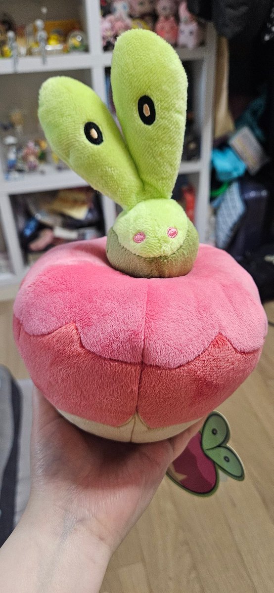GameRmotColet's tweet photo. < 내가생각한과사삭벌레사이즈
한 손에 들어감. 깜찍한 사과알 사이즈.
실제 사이즈 과사삭벌레 >
이런사과어디서구했어
이런 거 머리 위로 떨어지면 죽을 수도 있어 https://t.co/zD6GkMihiV