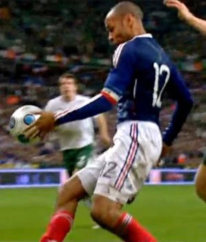 Canwaz's tweet photo. @AlbertOrtegaES1 Este gol con la mano de Henry también fue brillante https://t.co/DMEV6RlALb