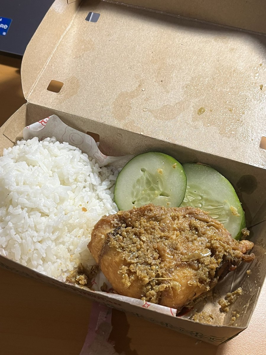 studdyr's tweet photo. ayam goreng ter-sedaap kalo kata orang orang, tapi beneran se enak itu… 😭🫰🏻 bumbunya meresap bgt sampe ke dalem

https://t.co/JyxHInBGWw https://t.co/docVCEwZKU