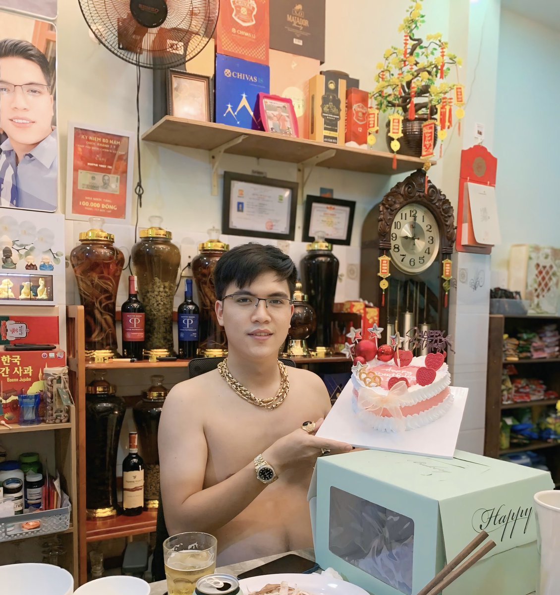 Bisexualmenly's tweet photo. Lên bia 😂 https://t.co/0otCqMnPKX