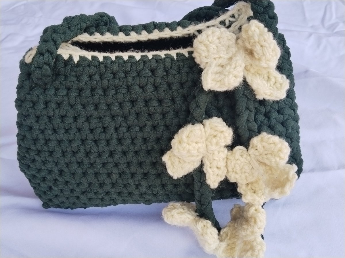 roqeebat_A's tweet photo. Green therapy.. green handmade tote bag 💚🧶 https://t.co/TqKOppypZT