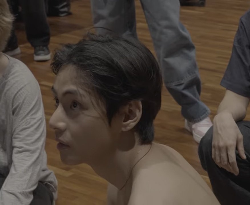 Eternal7forev's tweet photo. KIM TAEHYUNG WHERE ARE YOUR CLOTHES!?!!!!!!!?? https://t.co/lmAfRb2lgB