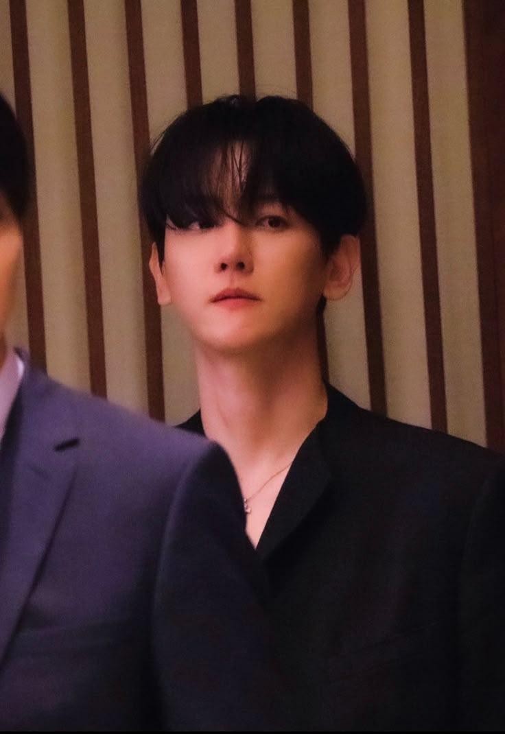 BOXIANx's tweet photo. the way baekhyun here looked so handsome and pretty that still couldn't move on from it 🤍 https://t.co/GVTtAvDgPu