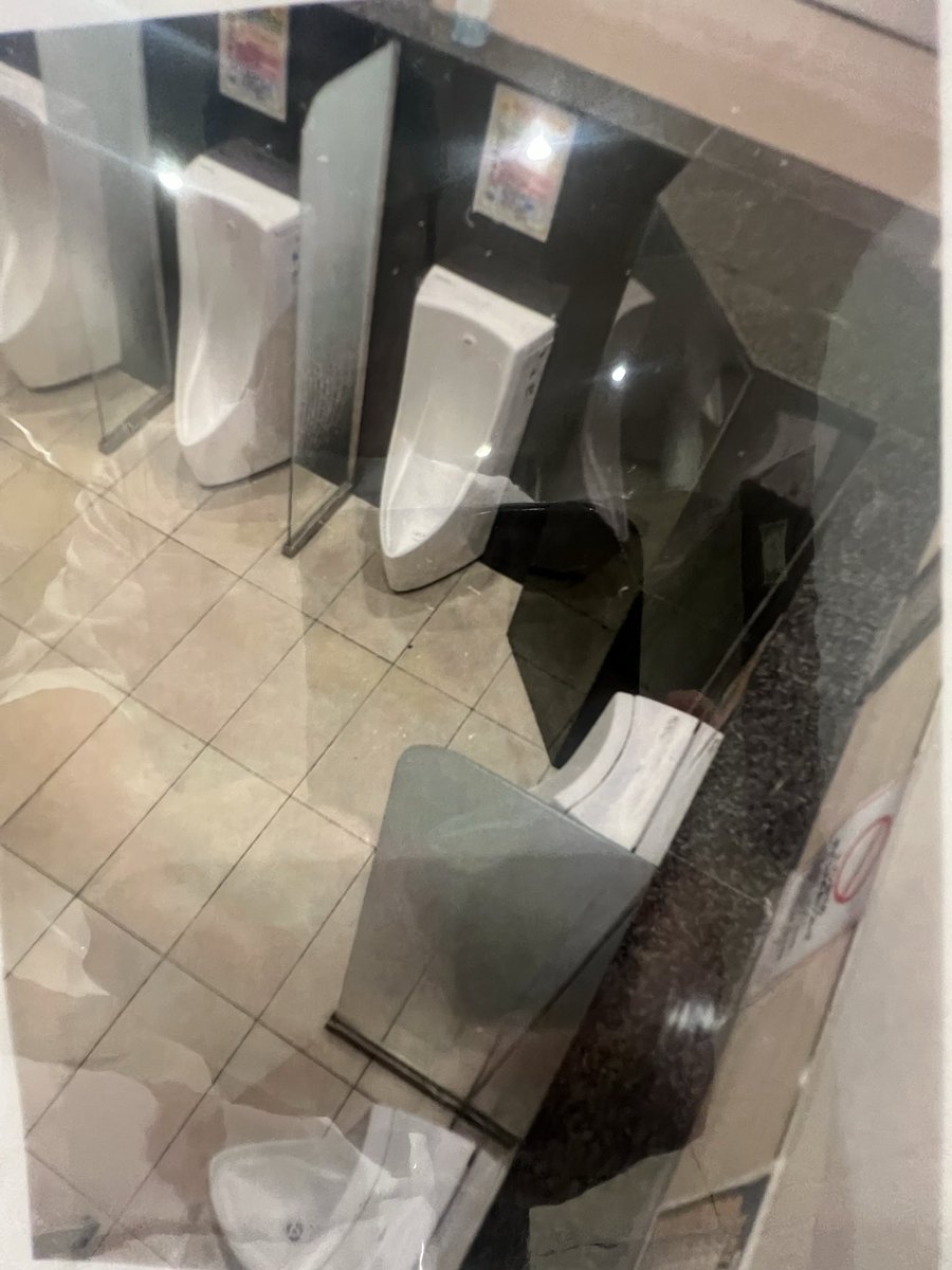 yeifg3's tweet photo. 近所のパチ屋のトイレの張り紙。これ手前２つ丸見えだよね？もうちょっとどうにかならない？法律に触れてない？笑 https://t.co/0XesiR5huk