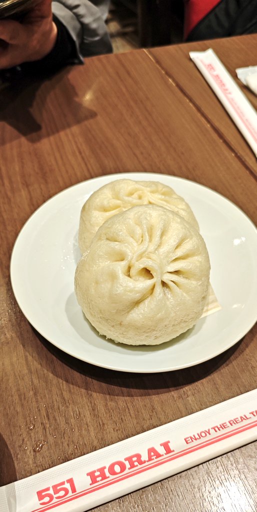 MiriruGourmet's tweet photo. 大阪の知り合いに連れられて久しぶりに551に行きました🙌
知り合いおすすめの551麺と豚まんを食べました
めちゃくちゃ美味しかったです✨ https://t.co/Ck7th9mlnZ