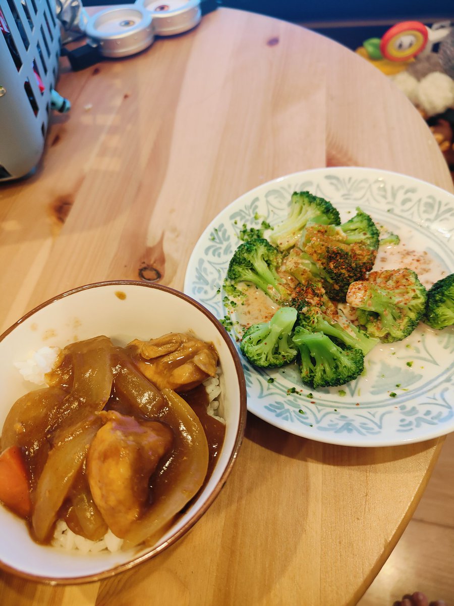 ohagimm's tweet photo. カレーとブロッコリー🍛
夜ご飯、、、、
お昼しっかりめだったのもあり
これくらいでも満足☺️ 
この後ゆっくりお風呂入って
家事やってのんびり過ごそう🦥*̣̩⋆
今日は、何だか一日眠かったしやる気がでない一日でした💦反省(´๑•_•๑)
 #ダイエット https://t.co/tzZeW31nvz