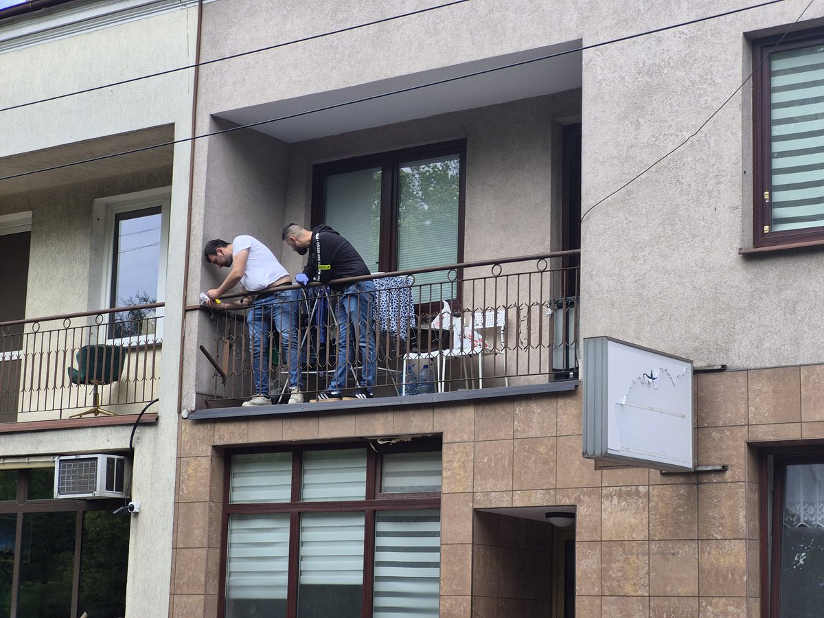 MichalRadkowski's tweet photo. W Piastowie w hotelu robotniczym (ul. Dworcowa) zatrzymano rano trzech/czterech mężczyzn w związku z zabójstwem Rosjanina w Białej Podlaskiej. Tak mówi mi pan Wojtek, który mieszka obok: Znam ich z widzenia. To obcokrajowcy, głównie Gruzini, kierowcy uberów.
@RMF24pl @Radio_RMF24 https://t.co/0amOfVZ3L8