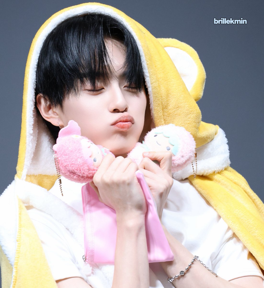brillekmin's tweet photo. 260614 

🧸🩷🩵

#강민 #유강민 #KANGMIN #カンミン
#베리베리 #VERIVERY https://t.co/nOe2RCbxVi