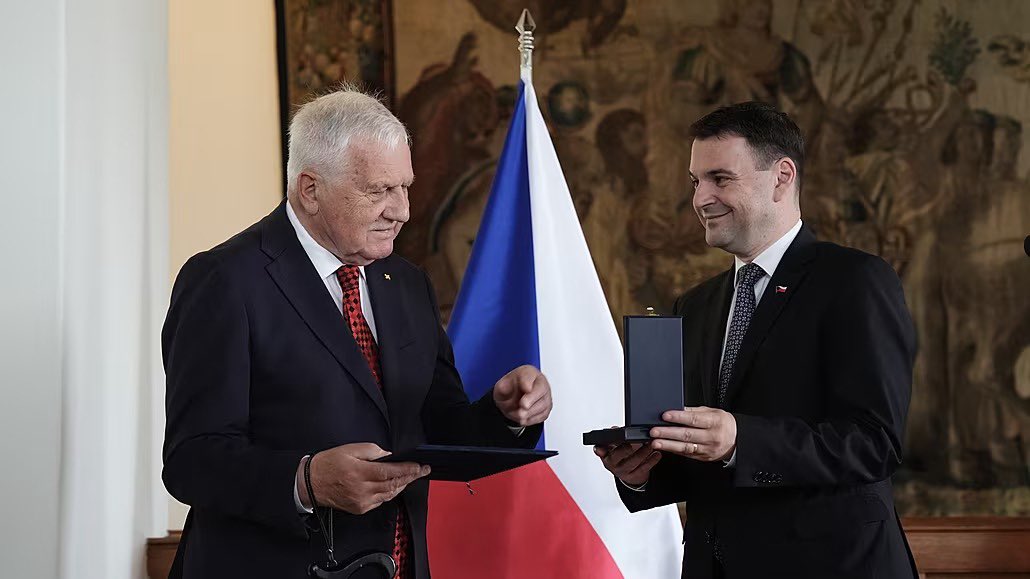 zenisek_m's tweet photo. Nejhorší ministr zahraničí všech dob Petr Macinka vyznamenal Václava Klause se slovy: „Vaše jméno v zahraničí rezonuje.“ 

To je naprostá pravda. Zejména v Rusku si ho už léta nemůžou vynachválit. https://t.co/tRRoNBWUBL