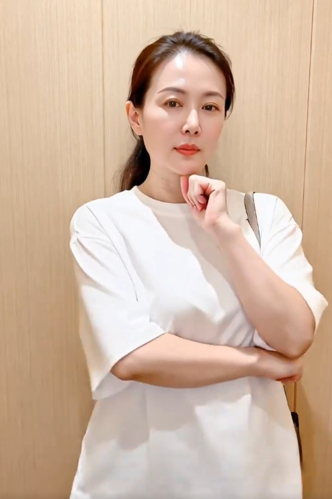 Dbhmvag's tweet photo. 这套白T是不是很有女人味？ 
谢谢大家的点赞和留言，让我更有勇气继续记录真实生活啦 #女人味 #老师日常 #翻墙日记 #体制内老师 #真实��享 https://t.co/debUvFlag6