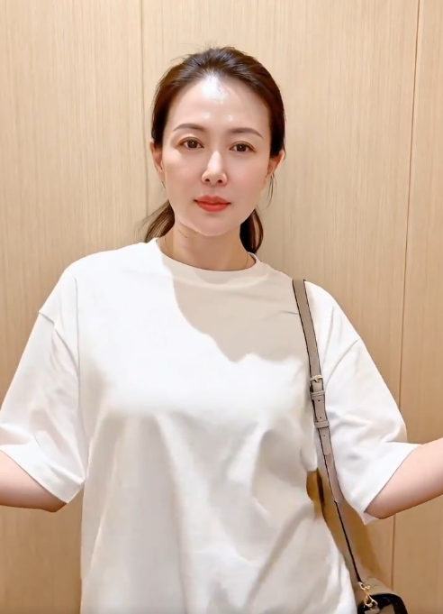 Dbhmvag's tweet photo. 这套白T是不是很有女人味？ 
谢谢大家的点赞和留言，让我更有勇气继续记录真实生活啦 #女人味 #老师日常 #翻墙日记 #体制内老师 #真实��享 https://t.co/debUvFlag6