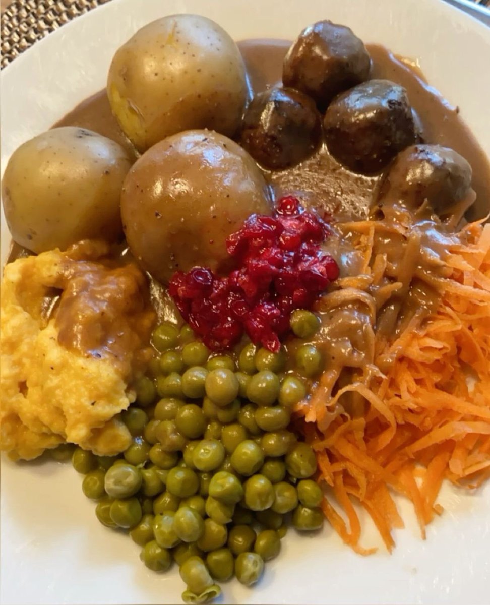 Mayandeval's tweet photo. おまえら日本人の知らない料理だが。🇳🇴🍖✨ノルウェーの国民的ソウルフード『ショトカーケル（Kjøttkaker）』です！イケアの北欧スウェーデン風より大粒でジューシーな肉団子に、濃厚なブラウンソースをたっぷり。ホクホクのジャガイモ、すりおろし人参、そして真ん中の甘酸っぱいリンゴンベリージャム（コケモモ）を絡めて食べるのが本場のスタイル。🤤スウェーデンとは一味違う、ノルウェー伝統のガチの家庭の味。美味しいお肉と海外グルメが大好きな日本の友人たち