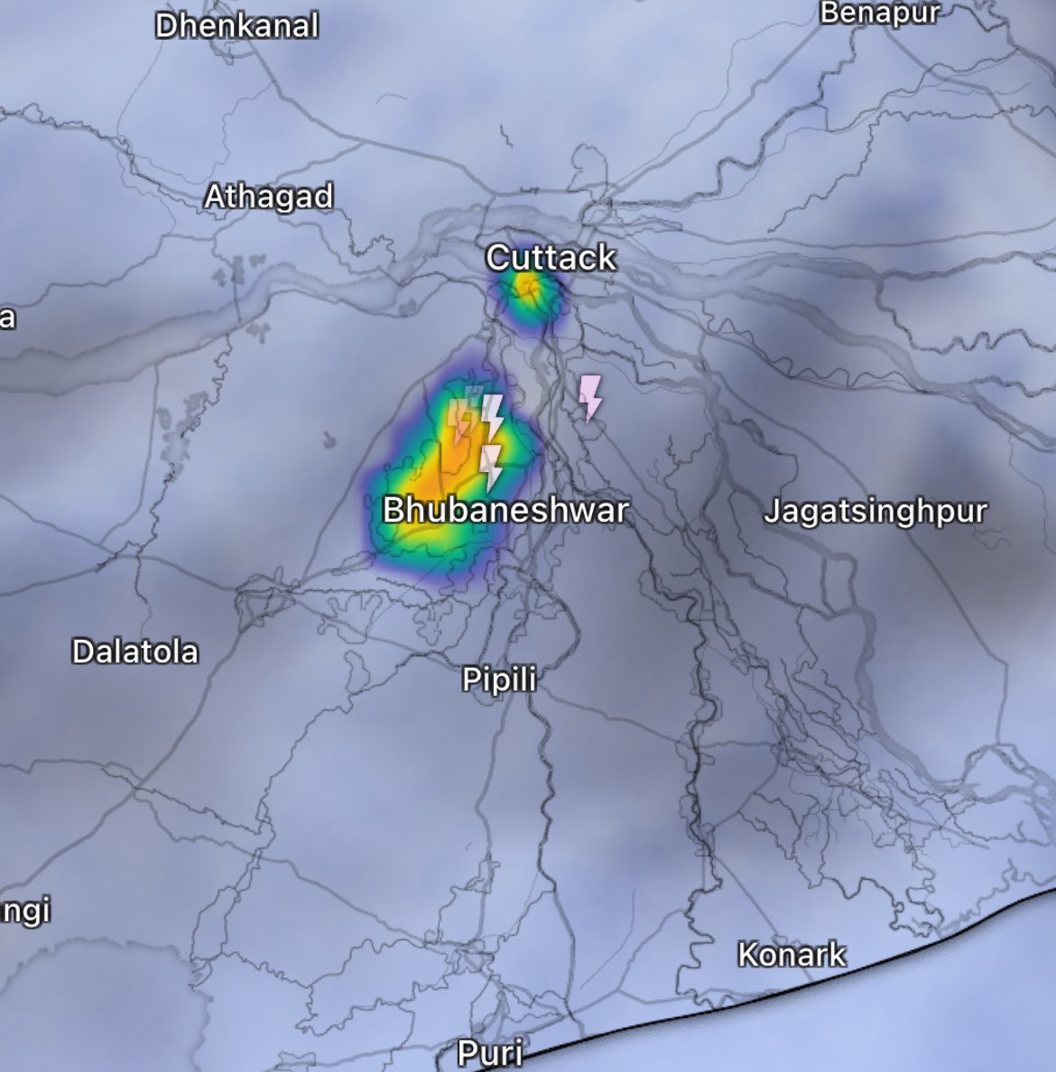 OdishaWeather7's tweet photo. Sudden burst of rainfall activity expected over Bhubaneswar &amp; isolated parts of Katak. https://t.co/U7hjW73nil