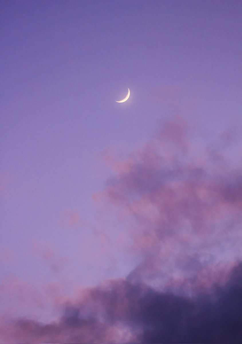 hiy_twinkle's tweet photo. 紫陽花色の夕焼け空に揺蕩う
新月から四日目の細い月 https://t.co/R49Qxnb7NA