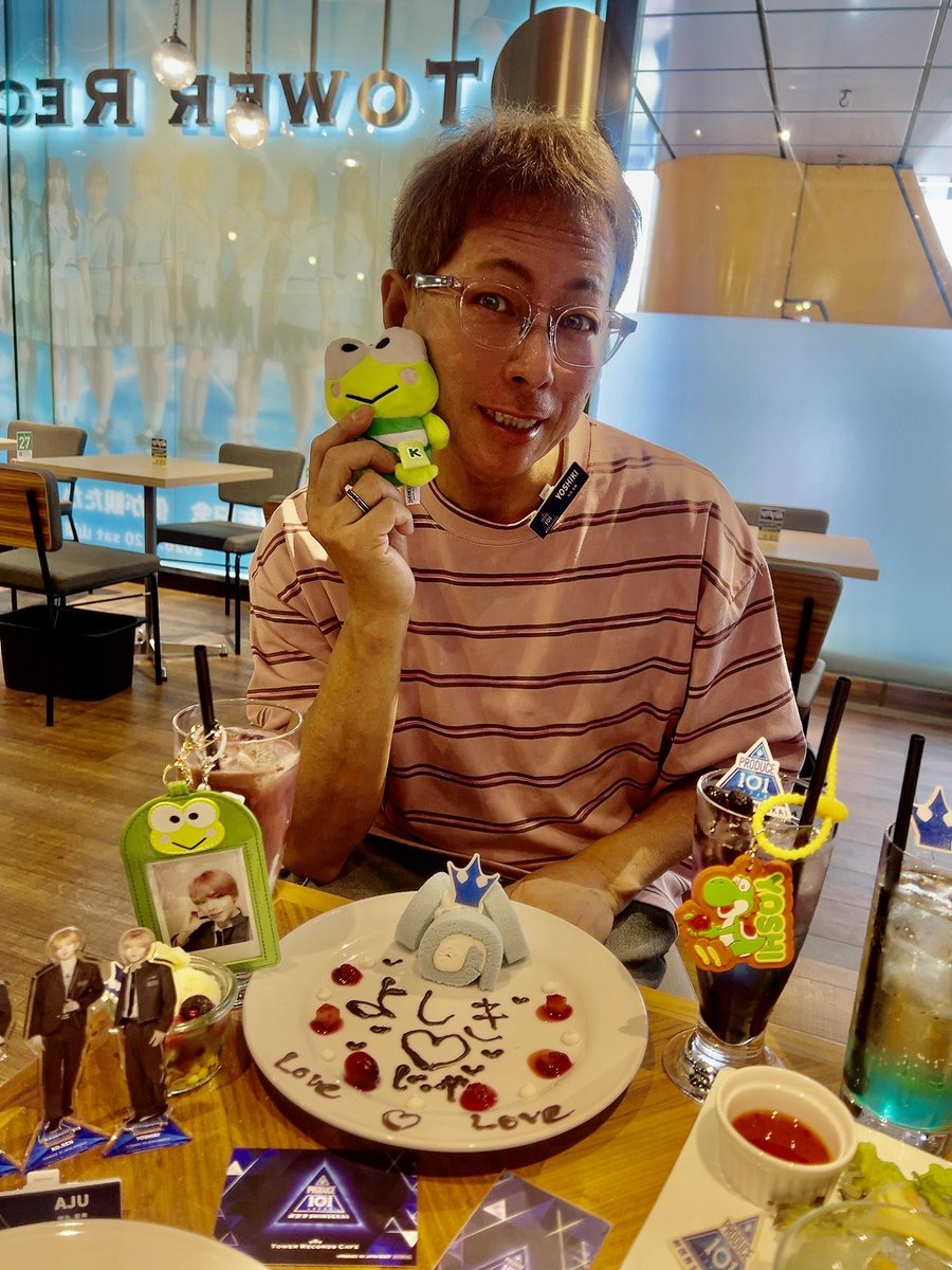 jii_yaaaaaa's tweet photo. 矢田佳暉くんお誕生日おめでとうだわさ〜🎉🎂

タワレコでお祝いしたわよーん🩷

デビュー日も決まったし、楽しみが増えたわさーッ🌈🐸🦌ぴょんぴょん https://t.co/8Iy1rrDGIf