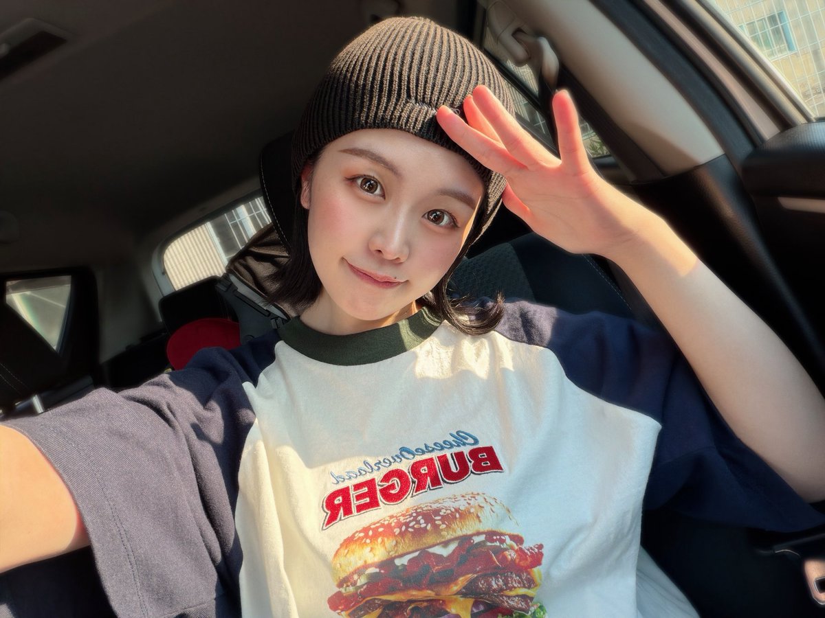 haru_chapi2929's tweet photo. こんちゃっぴ💫
1日1日ホントあっという間で
気づいたら6月だったはるちゃぴです😂

みんなは6月って知ってた？

ちなみに一昨日歯の治療のために
歯医者さんに行ったら
なんと予定になかった親知らずを
抜かれました😭😭

それでも何とか元気にやってます😭笑

みんなも元気かな？🌞 https://t.co/nw2D2LrL6t
