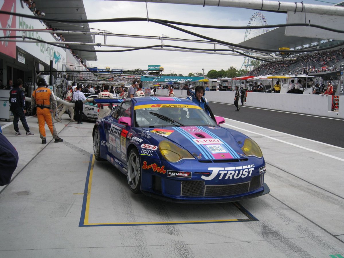 YutakaYamagishi's tweet photo. ポルシェ 911 GT3 RSR (タイプ 996) は、996 世代のGTレーシングカーの究極の進化形であり、カスタマーチーム向けに構築された。FIA GT チャンピオンシップのGT2 クラスとアメリカン ル・マン シリーズで成功を収めたが、997世代に取って代わられたためリタイヤした。パワーユニットは3.6リッターから3.8リッターに拡大された自然吸気フラット 6 エンジンを搭載し、最高出力455～480馬力を発揮。トランスミッションはシーケンシャル式の 6 速ギアボックスを採用していた。風洞で鍛えられたエアロダイナミクスによりフロントとリアの形状を修正してダウンフォースを強化している。2006年のル・マン24時間レースをはじめ国際レースでのクラス優勝、スパ 24時間レースでもクラス優勝を獲得した。この996 GT3 RSRはヨーロピアンル・マンシリーズとアメリカン ル・マン シリーズを戦った多くのレースヒストリーがある個体で、僕がドイツから輸入して2009年のスーパーGTシリーズ GT300クラスへ投入した。前モデルの996 GT3 RSと比較するとフロントがワイドトレッドになり、フロントサスペンションは後継モデルの997と同じジオメトリーを有しており、コーナーリング中のアンダーステアが解消され戦闘力が上がっていた。シリーズ後半の富士300kmレースでGT300クラスのトップに立つ速さを見せたが、ドライバー側のドアが突然脱落して、そのドアがなんと後方を走っていたGT500クラスマシンのキルスイッチに接触してしまうという珍しいアクシデントによって2台とも無念のリタイヤとなった。

#porsche #porsche911 #porsche996gt3rsr #porsche996gt3 #supergt #imsa #elms #gt300 #lmpmotorstort #スーパーgt #ポルシェ