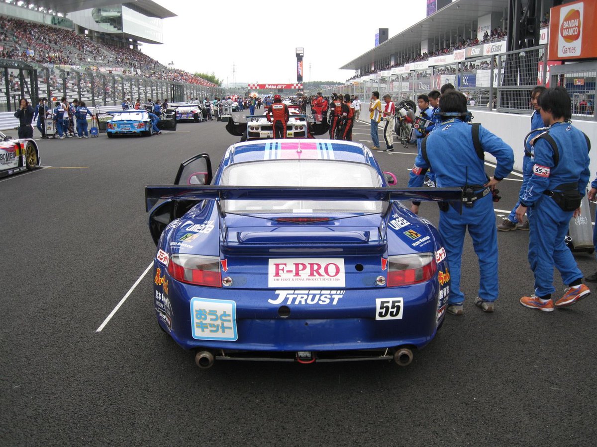 YutakaYamagishi's tweet photo. ポルシェ 911 GT3 RSR (タイプ 996) は、996 世代のGTレーシングカーの究極の進化形であり、カスタマーチーム向けに構築された。FIA GT チャンピオンシップのGT2 クラスとアメリカン ル・マン シリーズで成功を収めたが、997世代に取って代わられたためリタイヤした。パワーユニットは3.6リッターから3.8リッターに拡大された自然吸気フラット 6 エンジンを搭載し、最高出力455～480馬力を発揮。トランスミッションはシーケンシャル式の 6 速ギアボックスを採用していた。風洞で鍛えられたエアロダイナミクスによりフロントとリアの形状を修正してダウンフォースを強化している。2006年のル・マン24時間レースをはじめ国際レースでのクラス優勝、スパ 24時間レースでもクラス優勝を獲得した。この996 GT3 RSRはヨーロピアンル・マンシリーズとアメリカン ル・マン シリーズを戦った多くのレースヒストリーがある個体で、僕がドイツから輸入して2009年のスーパーGTシリーズ GT300クラスへ投入した。前モデルの996 GT3 RSと比較するとフロントがワイドトレッドになり、フロントサスペンションは後継モデルの997と同じジオメトリーを有しており、コーナーリング中のアンダーステアが解消され戦闘力が上がっていた。シリーズ後半の富士300kmレースでGT300クラスのトップに立つ速さを見せたが、ドライバー側のドアが突然脱落して、そのドアがなんと後方を走っていたGT500クラスマシンのキルスイッチに接触してしまうという珍しいアクシデントによって2台とも無念のリタイヤとなった。

#porsche #porsche911 #porsche996gt3rsr #porsche996gt3 #supergt #imsa #elms #gt300 #lmpmotorstort #スーパーgt #ポルシェ