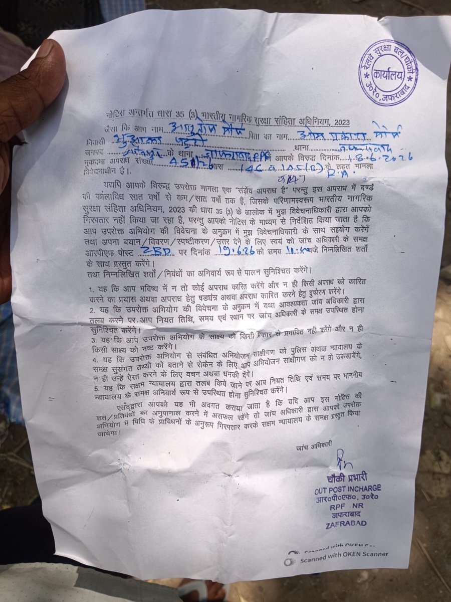 PankajAwanaAAP's tweet photo. जनपद जौनपुर जफराबाद में रेलवे प्लेटफॉर्म-4 बंद होने से जनता परेशान थी। AAP यूथ के साथी आशुतोष मौर्या जी उसी के लिए संघर्ष कर रहे थे। 

तानाशाह योगी पुलिस ने आशुतोष को उठाकर मारपीट की और फर्जी मुकदमा भी दर्ज कर दिया।

हम डरने वाले नहीं। ये जुल्म जितना बढ़ेगा, संघर्ष उतना तेज होगा।

तत्काल जौनपुर पुलिस ये मुक़दमा वापस ले। @Uppolice