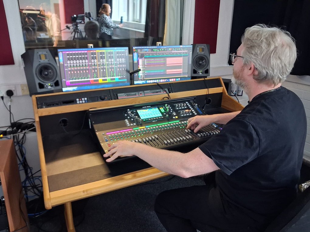 crontoncoll's tweet photo. Recently, our Level 2 Music students enjoyed a great visit to LJMU, making the most of the university’s newly installed recording facilities 🎶

With expert facilities the trip offered invaluable insight into professional music production/ recording techniques🤩

Thank you! @LJMU https://t.co/3LouZGI8x3
