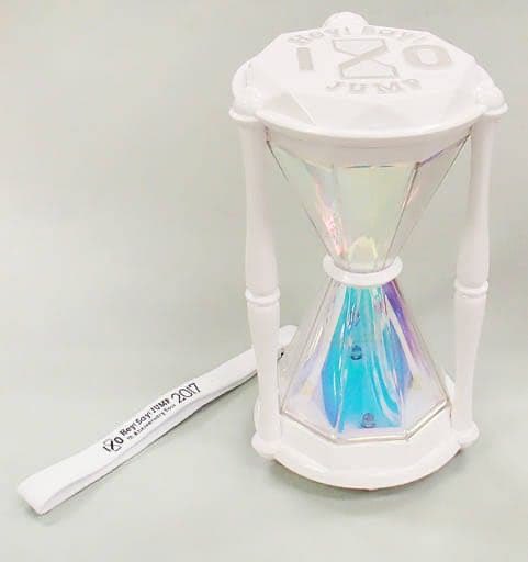 pondeque's tweet photo. JUMPはずっとオリジナルでつくってますよ。奇天烈な形のペンラをいくつも生み出してきてる。 https://t.co/eH1N2jn3lm
