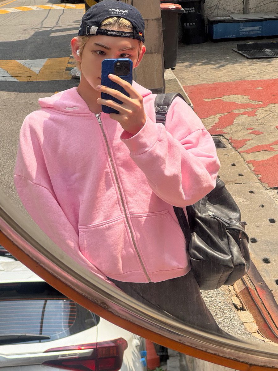 wjfeoooo's tweet photo. 이상하��� 여름인데 벚꽃이 피네 ㄷㄷ https://t.co/JeBm7DDM1k