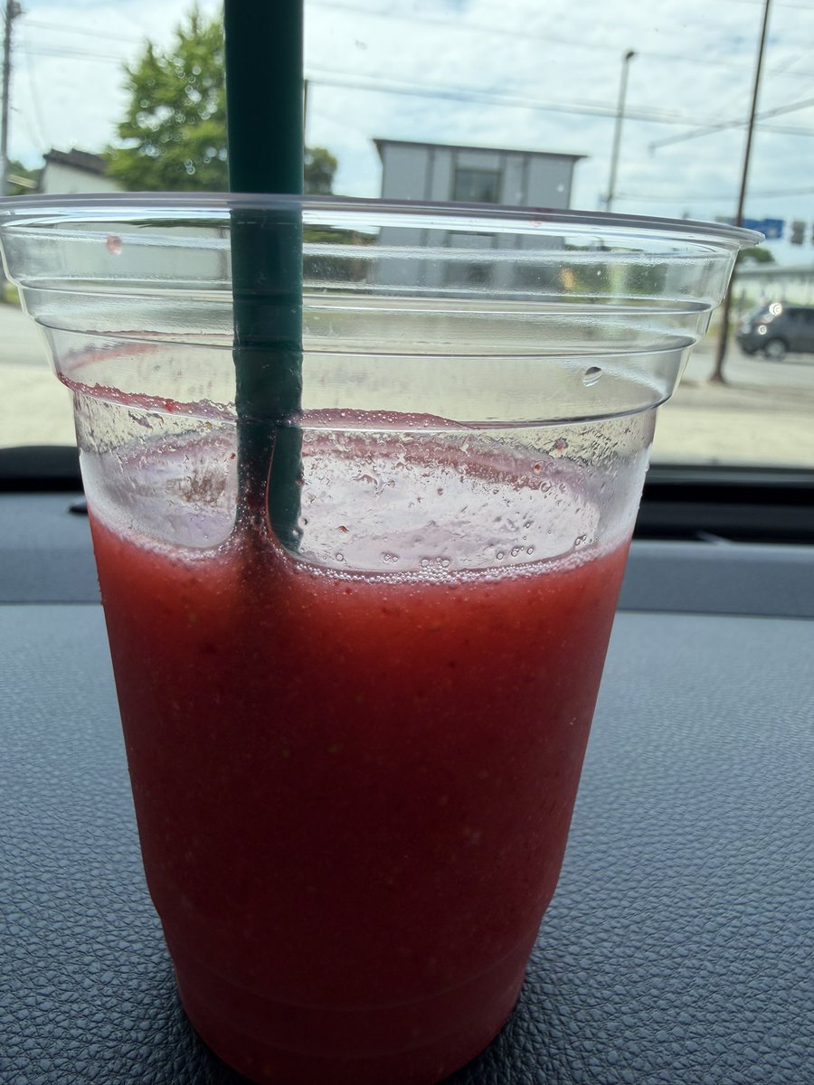 tipplu's tweet photo. イチゴジュース🥤

めえええっちゃ
うまかったで https://t.co/dy96MHi8ii
