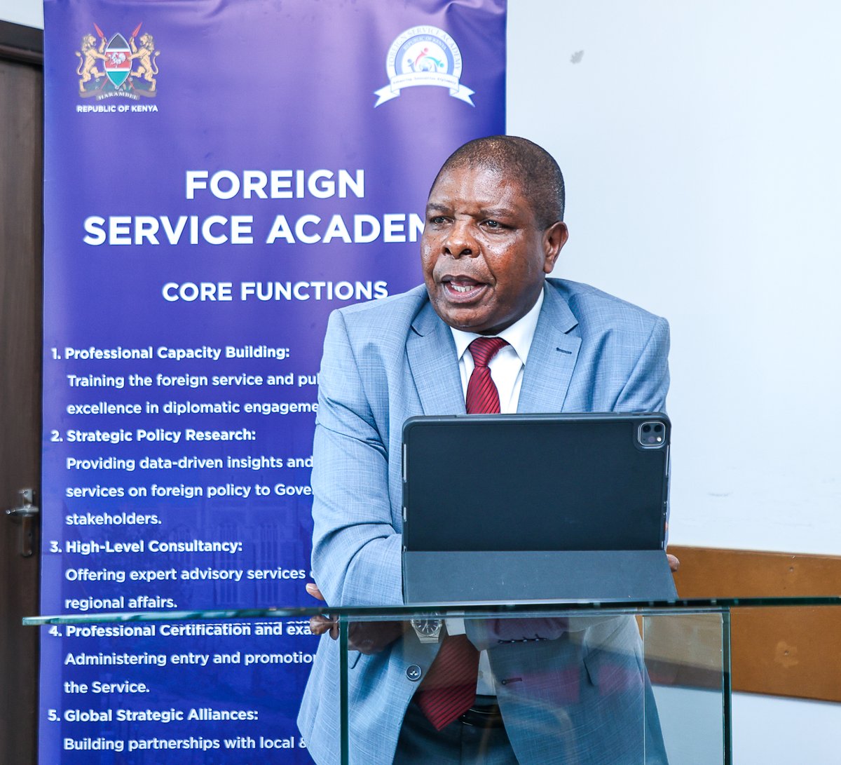 ForeignOfficeKE's tweet photo. 𝐅𝐨𝐫𝐞𝐢𝐠𝐧 𝐒𝐞𝐫𝐯𝐢𝐜𝐞 𝐎𝐟𝐟𝐢𝐜𝐞𝐫𝐬 𝐔𝐫𝐠𝐞𝐝 𝐭𝐨 𝐔𝐩𝐡𝐨𝐥𝐝 𝐊𝐞𝐧𝐲𝐚'𝐬 𝐈𝐧𝐭𝐞𝐫𝐞𝐬𝐭𝐬 𝐚𝐬 𝐏𝐫𝐞-𝐃𝐞𝐩𝐚𝐫𝐭𝐮𝐫𝐞 𝐓𝐫𝐚𝐢𝐧𝐢𝐧𝐠 𝐂𝐨𝐧𝐜𝐥𝐮𝐝𝐞𝐬
Foreign Service Officers have been urged to uphold the highest standards of professionalism, integrity, and patriotism as they prepare to take up diplomatic assignments in Kenya’s missions abroad.

Speaking at the close of the Pre-Departure Training Programme at the Foreign Service Academy, Ambassador Josphat K. Maikara Stressed the need to advance Kenya’s national interests, strengthen bilateral and multilateral partnerships, and promote economic diplomacy and diaspora engagement.

He noted that the conduct of officers will play a critical role in shaping Kenya’s image and influence on the global stage.

Read more:  https://t.co/2MK6qUccus