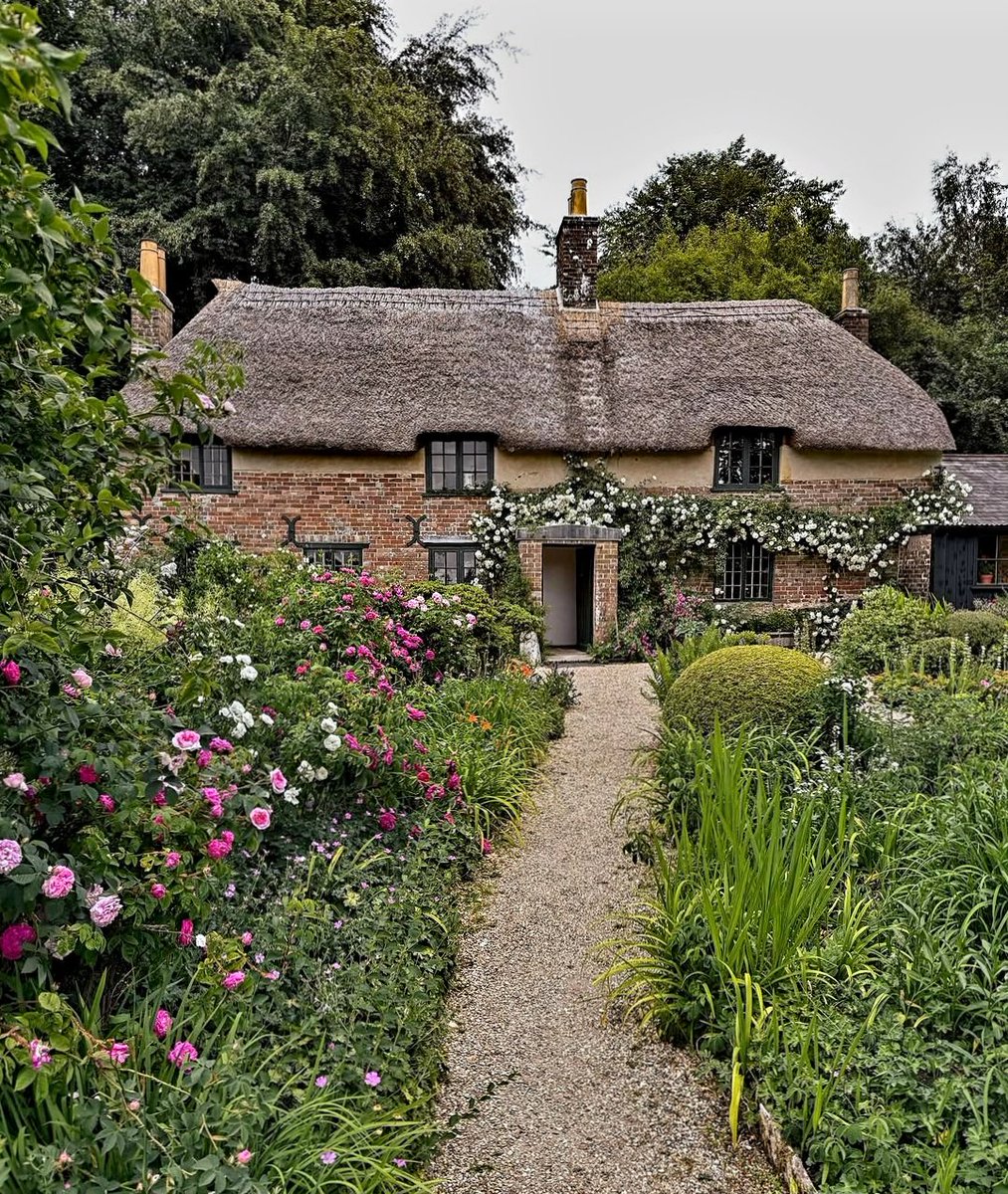 englandcottages's tweet photo. Thatched Thursday 🏡 https://t.co/QUFfyY4EJc
