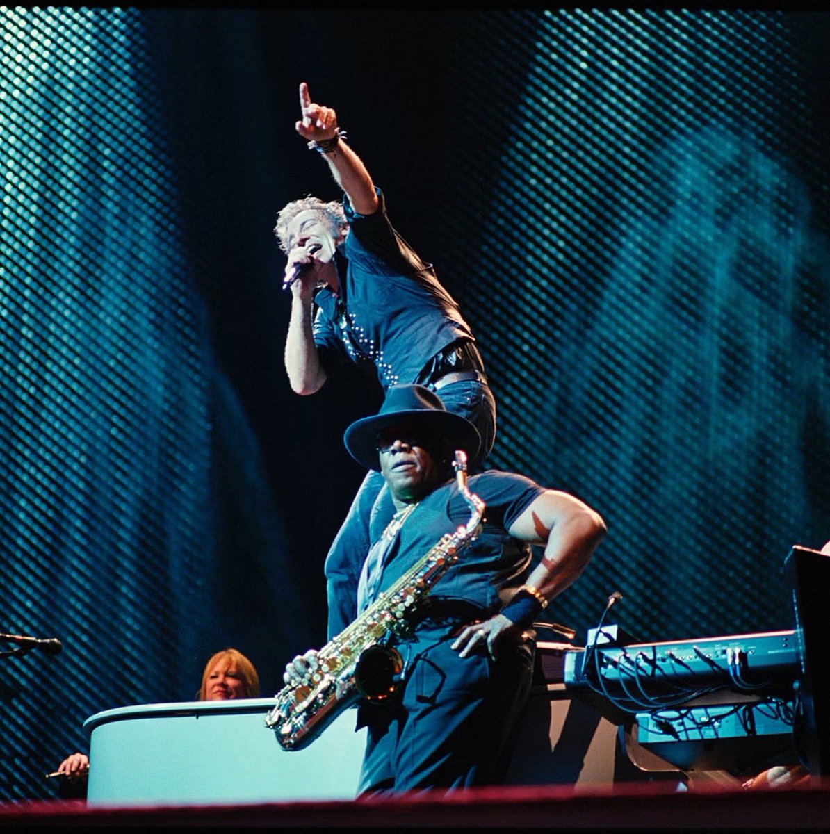 BDoltri's tweet photo. 15 years without Big Man.
An unfillable void.
An eternal presence.
โCLARENCE DOESN'T LEAVE THE E STREET BAND WHEN HE DIES.
HE LEAVES WHEN WE DIE".
BRUCE SPRINGSTEEN.
โค๏ธ๐ธ๐บ๐ธ๐ท๐ฎ๐นโค๏ธ๐๐๐โค๏ธ
๐ธ : @Danny_Clinch
#FromItalyForBruce
#Springsteen
#BigMan
#2big2die
#18Giugno
#June18st https://t.co/nsQqM2N8ys