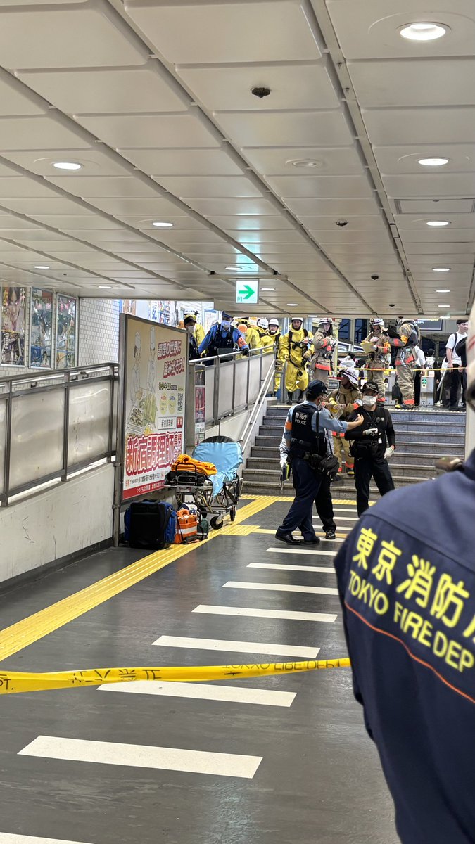Tokorooooooo's tweet photo. 西武新宿駅、どうした⁉️何があった⁉️

消防隊員がボンベ背負ってる💦

#西武新宿　#西武新宿線　#西武鉄道 https://t.co/IMFi2rvKI9