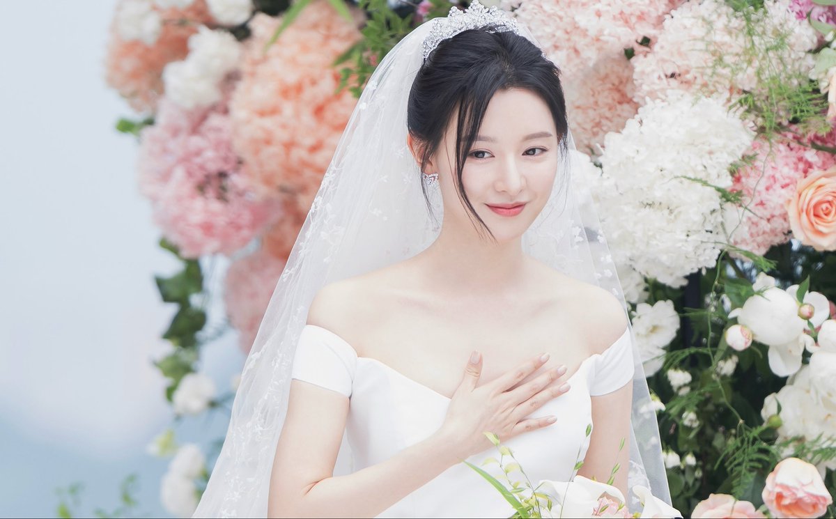 honeybee_won's tweet photo. 이거 몇년째 계속 말하는거 같은데 ..
김지원 웨딩 드레스 착장이 진짜 이뻐 
막 천사 같고 요정 같고 아무튼 그래 https://t.co/4coTfvofsq