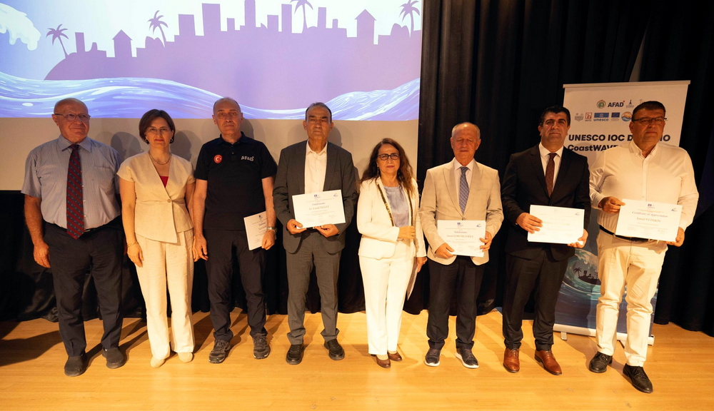 Kandilli_info's tweet photo. Seferihisar’a UNESCO tarafından “Tsunamiye Hazır Kent” Sertifikası Verildi

Enstitümüz ile ODTÜ iş birliğinde, UNESCO Hükümetlerarası Oşinografi Komisyonu (UNESCO-IOC) desteğiyle yürütülen CoastWAVE 2.0 Projesi kapsamında gerçekleştirilen çalışmalar sonucunda Seferihisar, uluslararası ölçekte “Tsunamiye Hazır Kent” sertifikası almaya hak kazandı.

Seferihisar Belediyesi Çağan Irmak Kültür Merkezi’nde düzenlenen sertifika törenine; İzmir Vali Yardımcısı İsmail Çorumluoğlu, İzmir Büyükşehir Belediyesi Başkan Vekili Dr. Zafer Levent Yıldır, Seferihisar Belediye Başkanı İsmail Yetişkin, Seferihisar Kaymakamı Mehmet Şerif Olçaş, İzmir İl AFAD Müdürü Nazif Ekinci, Enstitümüz Müdür Yardımcısı Prof. Dr. Gülüm Tanırcan, CoastWAVE Proje Koordinatörü Prof. Dr. Nurcan Meral Özel ile akademisyenler, kamu kurum ve kuruluşlarının temsilcileri, mahalle muhtarları, sivil toplum kuruluşlarının temsilcileri ve çok sayıda davetli katıldı.

Törende, tsunami tehlikesine karşı farkındalığın artırılması, erken uyarı sistemlerinin etkin kullanımı ve toplumun afetlere hazırlık kapasitesinin güçlendirilmesi amacıyla yürütülen çalışmalarda Enstitümüzün bilimsel rehberliği ve teknik desteğinin önemli katkı sağladığı vurgulandı.

Prof. Dr. Nurcan Meral Özel konuşmasında, “Bu sertifika; Seferihisar’ın tsunami risklerini bilen, risklere karşı hazırlıklarını sürdüren, afet güvenliğini önceliklendiren ve kurumlar arası iş birliğini güçlendiren bir kıyı topluluğu olduğunun uluslararası düzeyde tescilidir. Aynı zamanda geleceğe yönelik bir taahhüttür” ifadelerini kullandı.

Kandilli Rasathanesi ve Deprem Araştırma Enstitüsü olarak, kıyı topluluklarının afetlere karşı dirençliliğinin artırılması amacıyla bilimsel araştırma, izleme, erken uyarı ve kapasite geliştirme çalışmalarımızı sürdürmekteyiz.

@METU_ODTU @Kandilli_info @UniBogazici @shisarbel @g_seferihisar @izmirafad @izmirbld @izmirvaliligi