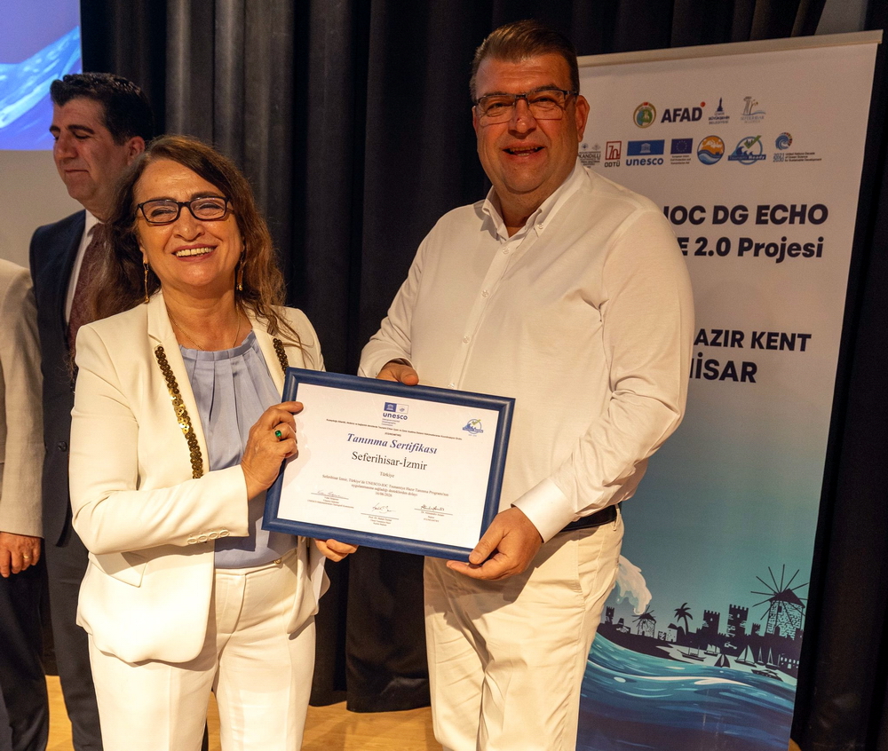Kandilli_info's tweet photo. Seferihisar’a UNESCO tarafından “Tsunamiye Hazır Kent” Sertifikası Verildi

Enstitümüz ile ODTÜ iş birliğinde, UNESCO Hükümetlerarası Oşinografi Komisyonu (UNESCO-IOC) desteğiyle yürütülen CoastWAVE 2.0 Projesi kapsamında gerçekleştirilen çalışmalar sonucunda Seferihisar, uluslararası ölçekte “Tsunamiye Hazır Kent” sertifikası almaya hak kazandı.

Seferihisar Belediyesi Çağan Irmak Kültür Merkezi’nde düzenlenen sertifika törenine; İzmir Vali Yardımcısı İsmail Çorumluoğlu, İzmir Büyükşehir Belediyesi Başkan Vekili Dr. Zafer Levent Yıldır, Seferihisar Belediye Başkanı İsmail Yetişkin, Seferihisar Kaymakamı Mehmet Şerif Olçaş, İzmir İl AFAD Müdürü Nazif Ekinci, Enstitümüz Müdür Yardımcısı Prof. Dr. Gülüm Tanırcan, CoastWAVE Proje Koordinatörü Prof. Dr. Nurcan Meral Özel ile akademisyenler, kamu kurum ve kuruluşlarının temsilcileri, mahalle muhtarları, sivil toplum kuruluşlarının temsilcileri ve çok sayıda davetli katıldı.

Törende, tsunami tehlikesine karşı farkındalığın artırılması, erken uyarı sistemlerinin etkin kullanımı ve toplumun afetlere hazırlık kapasitesinin güçlendirilmesi amacıyla yürütülen çalışmalarda Enstitümüzün bilimsel rehberliği ve teknik desteğinin önemli katkı sağladığı vurgulandı.

Prof. Dr. Nurcan Meral Özel konuşmasında, “Bu sertifika; Seferihisar’ın tsunami risklerini bilen, risklere karşı hazırlıklarını sürdüren, afet güvenliğini önceliklendiren ve kurumlar arası iş birliğini güçlendiren bir kıyı topluluğu olduğunun uluslararası düzeyde tescilidir. Aynı zamanda geleceğe yönelik bir taahhüttür” ifadelerini kullandı.

Kandilli Rasathanesi ve Deprem Araştırma Enstitüsü olarak, kıyı topluluklarının afetlere karşı dirençliliğinin artırılması amacıyla bilimsel araştırma, izleme, erken uyarı ve kapasite geliştirme çalışmalarımızı sürdürmekteyiz.

@METU_ODTU @Kandilli_info @UniBogazici @shisarbel @g_seferihisar @izmirafad @izmirbld @izmirvaliligi