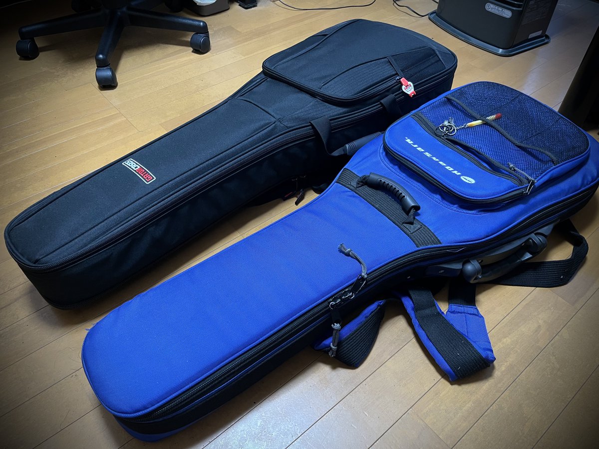 TAKE_PB's tweet photo. ギターを2本収納できるケース(奥の黒い方)が届いたのでさっそく試してみたけど、今まで使ってたやつとサイズはそんなに変わらないね。その分クッション性は犠牲になってるけど、無料で付属するソフトケースと比べたら全然違うので、普通に運搬する分には問題無さそう。 https://t.co/5uMmewQUh5