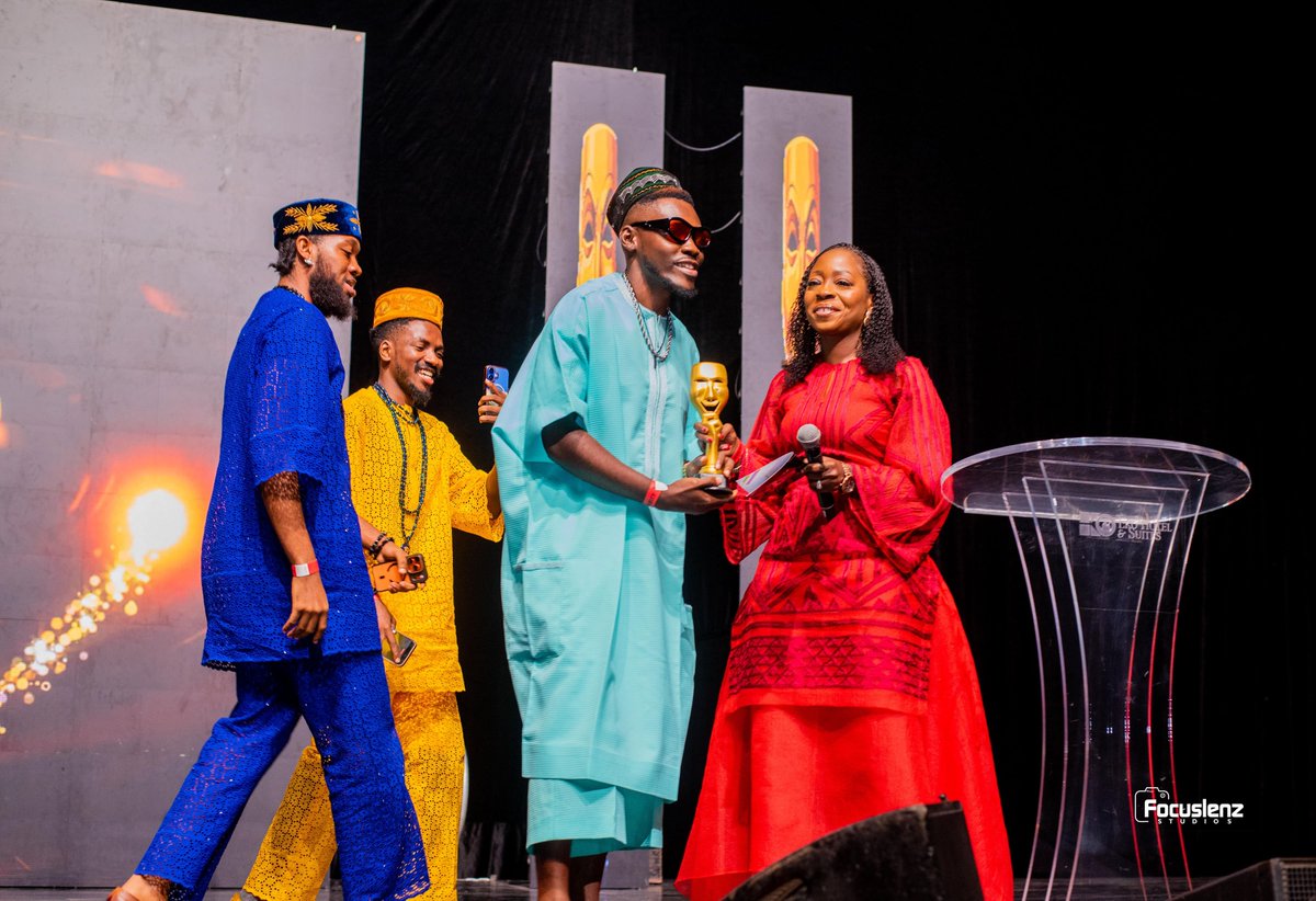 thehumourawards's tweet photo. Pictures of @Willy_kanga_ on stage receiving his award for the best comedy animation at the humour awards 4th edition.🏆

#THA4thedition #Thehumourawards https://t.co/toiUiOkavm