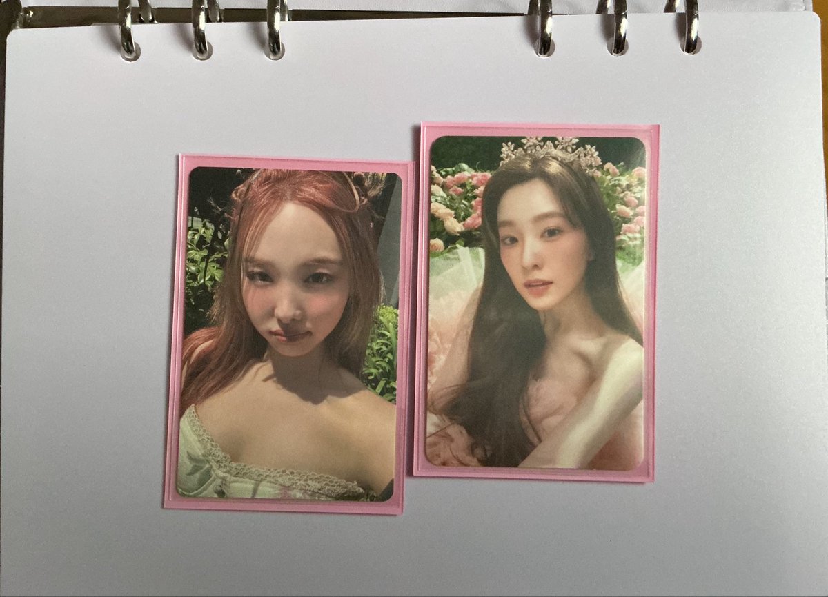 lov_fuko's tweet photo. nayeon &amp; irene princess photocards. 👸 💐 https://t.co/QGpMmOmJQ0