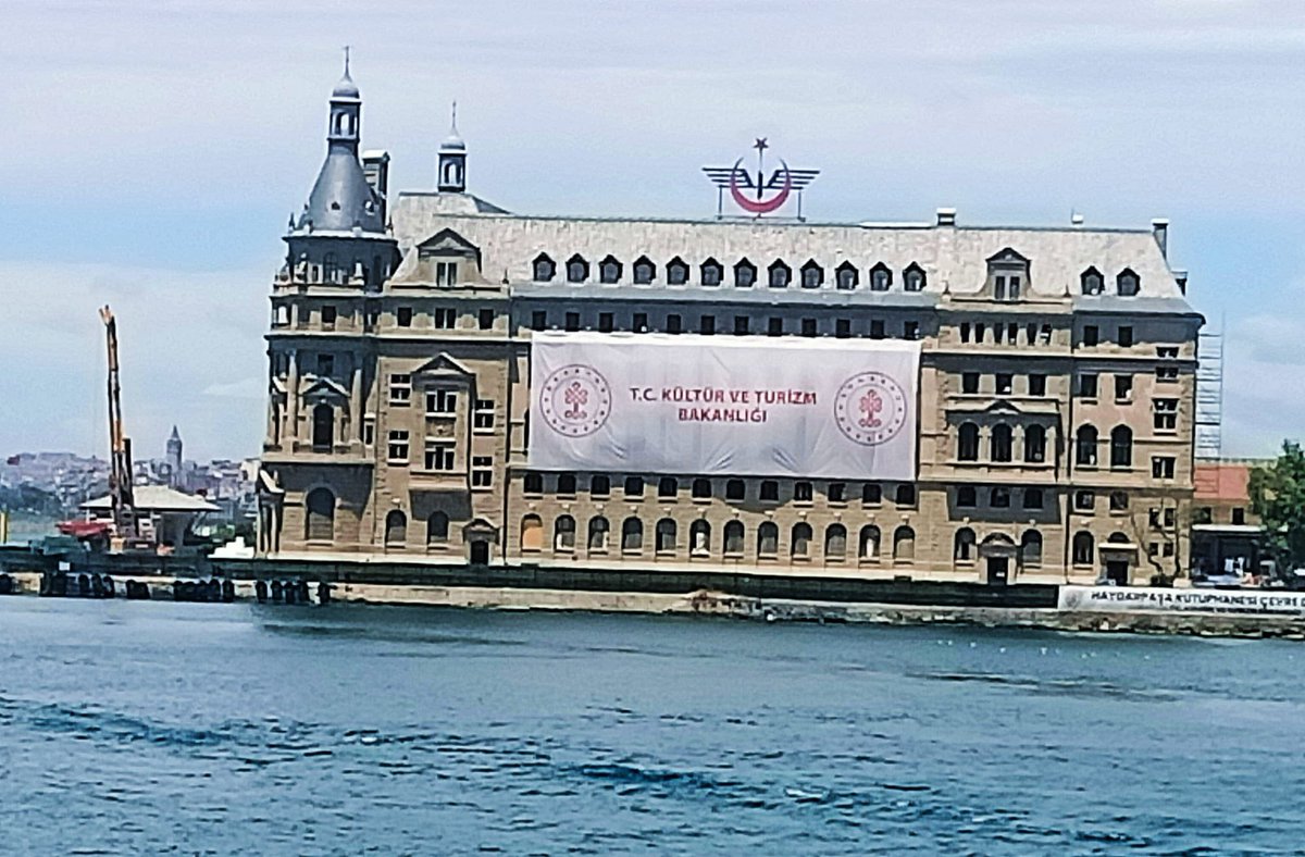 tugaykartal_nl's tweet photo. Tarihi tescilli yapılara izinsiz pankart, afiş, tabela asmak  yasaktır. 
Bu binalar 2863 syl kanun kapsamında koruma altında olduğundan, yapıların dokusuna zarar verecek, dış görünümünü değiştirecek her türlü müdahale kurul iznine tabidir. 
Kültür Turizm Bakanlığı muaf mıdır? https://t.co/63OoTkWRKE