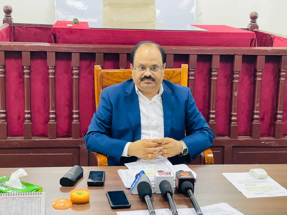 deokolar's tweet photo. ಮತದಾರರ ಪಟ್ಟಿಗಳ ವಿಶೇಷ ಸಮಗ್ರ ಪರಿಷ್ಕರಣೆ – 2026 ಸಂಬಂಧ ದಿನಾಂಕ: 02/6/26  ರಂದು ಮಾನ್ಯ ಜಿಲ್ಲಾಧಿಕಾರಿಗಳು ಹಾಗೂ ಜಿಲ್ಲಾ ಚುನಾವಣಾಧಿಕಾರಿಗಳು, ಕೋಲಾರ ಜಿಲ್ಲೆ ರವರ ಅಧ್ಯಕ್ಷತೆಯಲ್ಲಿ ಜಿಲ್ಲಾಧಿಕಾರಿಗಳ ಕಚೇರಿಯ ನ್ಯಾಯ ಸಭಾಂಗಣದಲ್ಲಿ ಪತ್ರಿಕಾ ಸುದ್ದಿಗೋಷ್ಠಿ ಹಾಗೂ ಮಾಧ್ಯಮ ಕಾರ್ಯಗಾರವನ್ನು ಹಮ್ಮಿಕೊಂಡಿದ್ದರು. https://t.co/P7Pye0Lk92