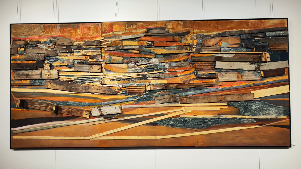 o_lumen's tweet photo. Amanecer en agosto nos invita a recorrer un paisaje interior hecho de memoria y materia. Entre capas de pintura, maderas superpuestas y texturas que emergen de la obra, aparecen horizontes celestes, naranjas y azules verdosos que evocan la nostalgia de un lugar lejano.
#olumen https://t.co/E8YWJgkS27